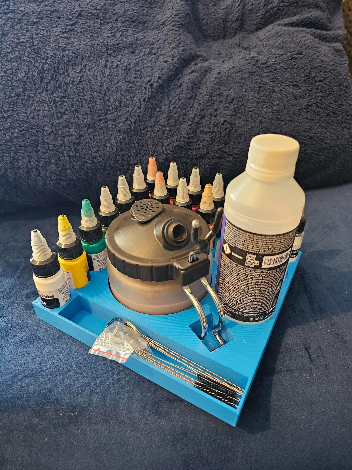 Rangement pour peinture aérographe et produits nettoyants