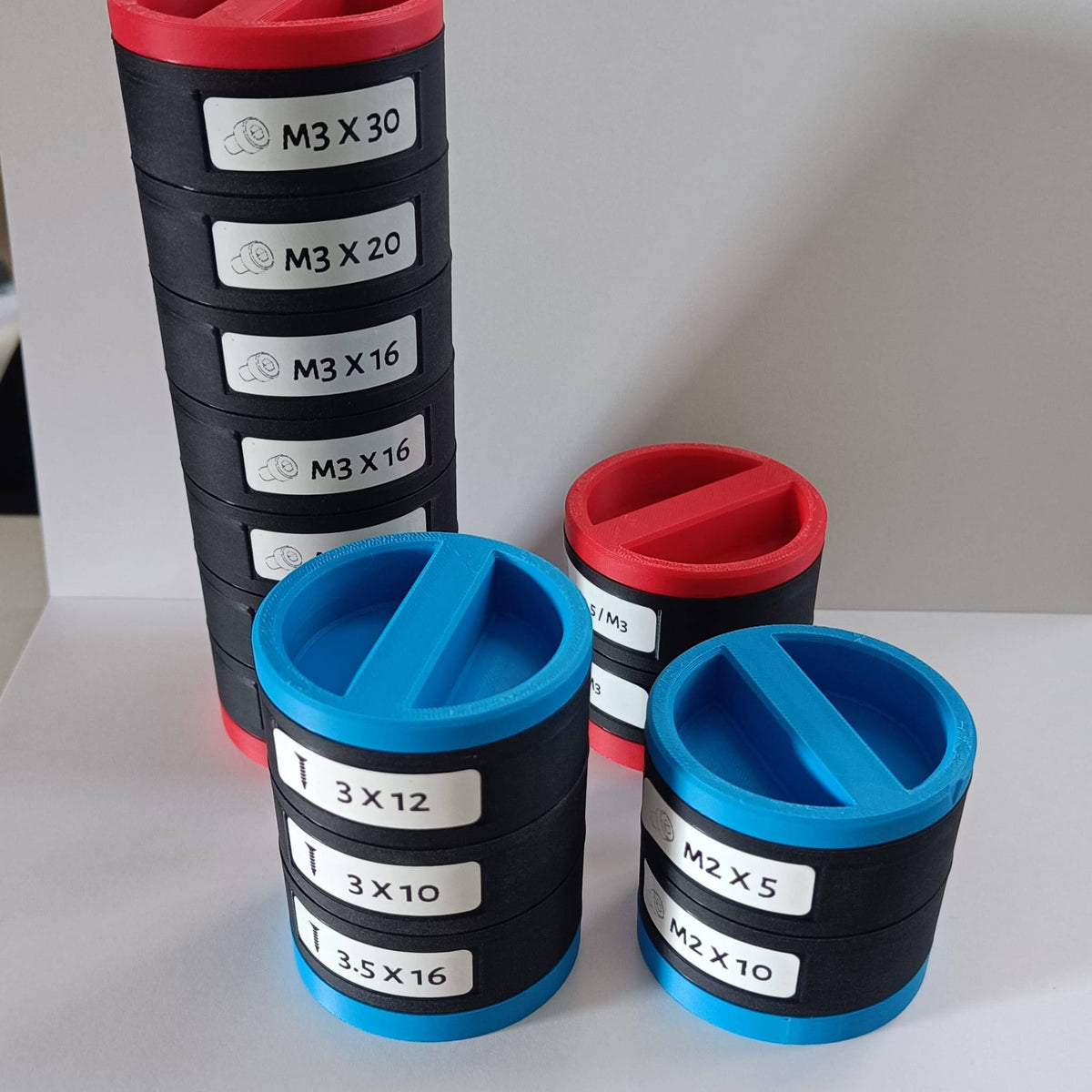 Conteneur de rangement à ouverture par torsion
